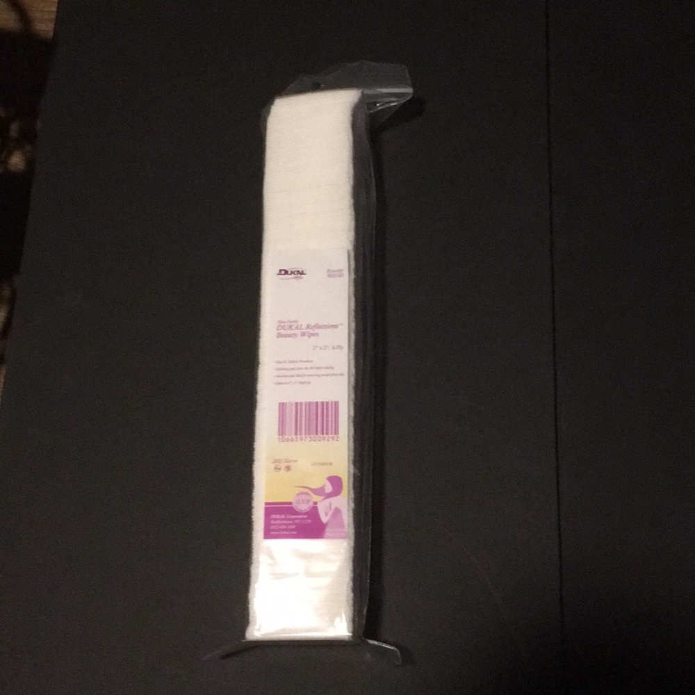 Dukakis Beaty Wipes 2x2 4 ply 200 count sleeve.